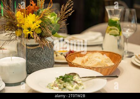 espace moderne pour une cérémonie de mariage dans le style d'automne. bouquet d'automne sur une table servie Banque D'Images