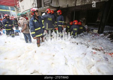 Un incendie s'est déclaré à l'entrepôt de sa Paribahan dans le Kakrail de Dhaka le 09 octobre 2023 à Dhaka, Bangladesh. 10 unités du Service des incendies et de la Défense civile ont travaillé aux flammes, une grande partie de cet espace a été réduite en cendres en raison de l'intensité. Photo de Habibur Rahman/ABACAPRESS.COM Banque D'Images