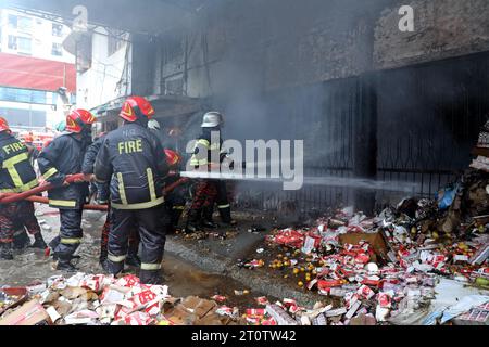 Un incendie s'est déclaré à l'entrepôt de sa Paribahan dans le Kakrail de Dhaka le 09 octobre 2023 à Dhaka, Bangladesh. 10 unités du Service des incendies et de la Défense civile ont travaillé aux flammes, une grande partie de cet espace a été réduite en cendres en raison de l'intensité. Photo de Habibur Rahman/ABACAPRESS.COM Banque D'Images