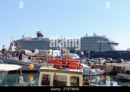 Mein Schiff 6, un navire de croisière appartenant à TUI Cruises a accosté au port animé de Rhodes en Grèce Banque D'Images