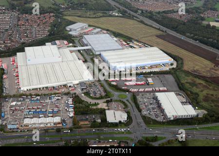 Vue aérienne de Axis Business Park, Portal Way, Fazakerley, Liverpool. Une zone de distribution comprenant DHL & T J Chill, plus un supermarché Islande. Banque D'Images