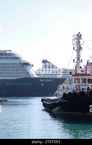 La proue, un bateau de croisière devant le Mein Schiff 6, un bateau de croisière appartenant à TUI Cruises, accosté devant le Norwegian Jade dans le port animé de Rhodes Banque D'Images