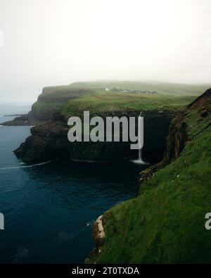 Une vue aérienne de la cascade de Mulafossur, située sur les îles Féroé dans l'océan Atlantique Nord Banque D'Images