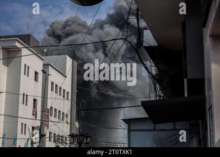 Gaza, Gaza, Palestine. 8 octobre 2023. Une grande explosion dans la mosquée Susi dans le camp de plage après avoir été bombardée par des avions israéliens (image de crédit : © Saher Alghorra/ZUMA Press Wire) À USAGE ÉDITORIAL SEULEMENT! Non destiné à UN USAGE commercial ! Crédit : ZUMA Press, Inc./Alamy Live News Banque D'Images