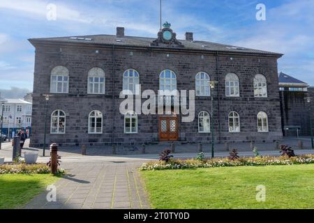 Le bâtiment du Parlement islandais extérieur le Alþingi, anglicisé en Althingi ou Althing sur la place Austurvollur à Reykjavik en Islande Banque D'Images