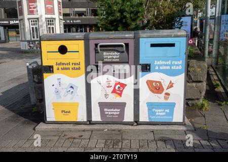 Bacs de recyclage des déchets à Reykjavik Islande séparés en divers produits de recyclage, papier, plastique et déchets mélangés Banque D'Images