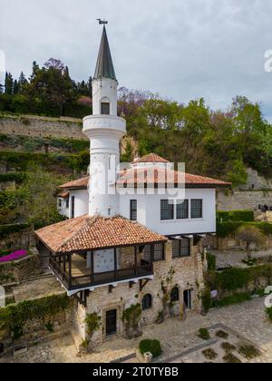 Vue aérienne de dessus du palais niché dans le jardin botanique de Balchik, Bulgarie. Ce monument historique est un témoignage de la fusion de différents c Banque D'Images