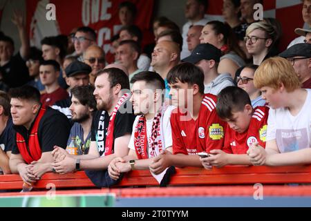 Fans de Crawley Town vus lors du match EFL League Two entre Crawley Town et Wrexham au Broadfield Stadium de Crawley. 7 octobre 2023 Banque D'Images