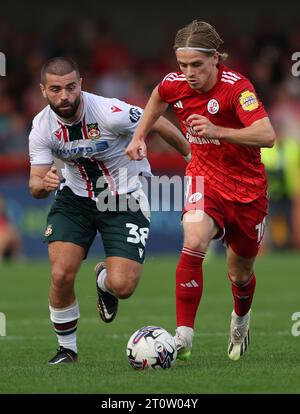 Elliot Lee de Wrexham est devancé par Ronan Darcy de Crawley Town lors du match EFL League Two entre Crawley Town et Wrexham au Broadfield Stadium de Crawley. 7 octobre 2023 Banque D'Images