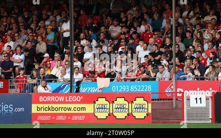 Vue générale des supporters de l'East Stand pendant le match de l'EFL League Two entre Crawley Town et Wrexham au Broadfield Stadium de Crawley. 7 octobre 2023 Banque D'Images