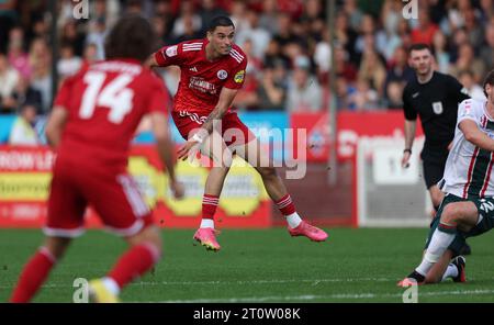 Klaidi Lolos de Crawley Town tire lors du match EFL League Two entre Crawley Town et Wrexham au Broadfield Stadium de Crawley. 7 octobre 2023 Banque D'Images