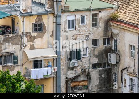 Corfu Town, Corfu, Grèce - immeuble résidentiel dans l'arrière-cour dans la ville de Corfou. Banque D'Images