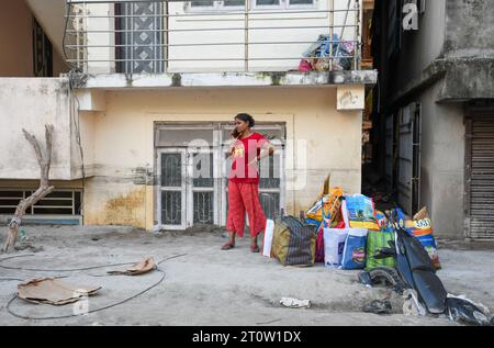 Rangpo, Inde. 08 octobre 2023. Une femme se tient à l'entrée de sa maison après qu'elle a été couverte de débris causés par des crues soudaines. Après qu’un lac glaciaire dans le nord-est de l’Inde ait traversé un barrage peu après minuit, emportant des maisons et des ponts et forçant des milliers de personnes à fuir, les sauveteurs ont continué à creuser à travers des débris boueux. Crédit : SOPA Images Limited/Alamy Live News Banque D'Images