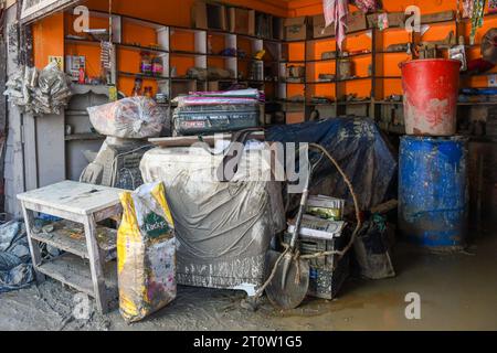 Singtam, Inde. 09 octobre 2023. Vue générale d'un magasin endommagé après des crues soudaines, causées par l'éclatement d'un lac. Après qu’un lac glaciaire dans le nord-est de l’Inde ait traversé un barrage peu après minuit, emportant des maisons et des ponts et forçant des milliers de personnes à fuir, les sauveteurs ont continué à creuser à travers des débris boueux. Crédit : SOPA Images Limited/Alamy Live News Banque D'Images