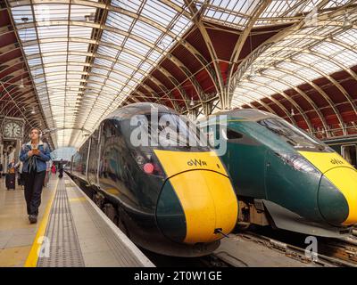 Passagers débarquant des trains Great Western Railway à la gare de Paddington, Londres, Royaume-Uni Banque D'Images