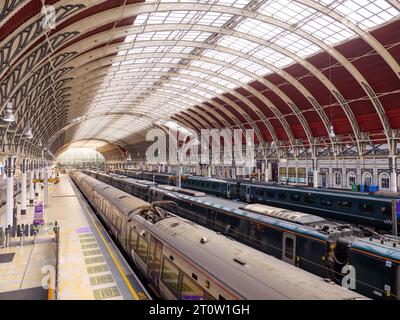 Vue aérienne des trains en attente de départ à la gare de Paddington, Londres, Royaume-Uni Banque D'Images