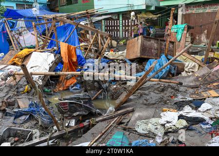 Singtam, Inde. 09 octobre 2023. Vue générale d'un marché endommagé par des crues soudaines, causées par une explosion de lac à Singtam. Après qu’un lac glaciaire dans le nord-est de l’Inde ait traversé un barrage peu après minuit, emportant des maisons et des ponts et forçant des milliers de personnes à fuir, les sauveteurs ont continué à creuser à travers des débris boueux. Crédit : SOPA Images Limited/Alamy Live News Banque D'Images