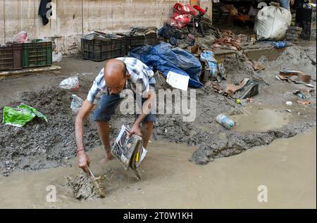 Singtam, Inde. 09 octobre 2023. Swaminath Shah nettoie ses affaires de son magasin dans l'eau boueuse après qu'il ait été enterré par des crues soudaines à la suite de l'éruption d'un lac à Singtam. Après qu’un lac glaciaire dans le nord-est de l’Inde ait traversé un barrage peu après minuit, emportant des maisons et des ponts et forçant des milliers de personnes à fuir, les sauveteurs ont continué à creuser à travers des débris boueux. Crédit : SOPA Images Limited/Alamy Live News Banque D'Images