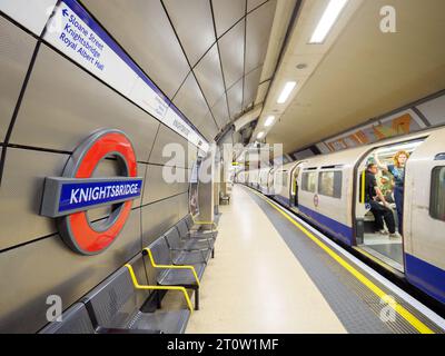 Quai de la gare de Knighsbridge sur la ligne Piccadilly du métro de Londres, Royaume-Uni Banque D'Images