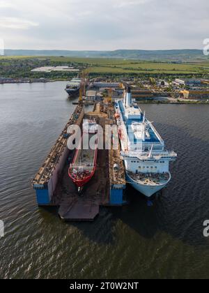 vue aérienne de dessus chantier naval entretien et réparation de cale sèche transport de cargos et navires pétroliers en mer Banque D'Images