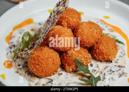 Croquettes de pommes de terre - purée de pommes de terre boulettes panées et frites, servies avec différentes sauces. Banque D'Images