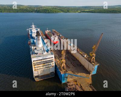 vue aérienne de dessus chantier naval entretien et réparation de cale sèche transport de cargos et navires pétroliers en mer Banque D'Images