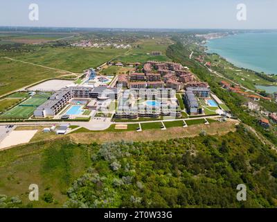 L'immense complexe hôtelier moderne s'étendait en contrebas, offrant une myriade de piscines, de terrains de sport et d'aires de loisirs. D'en haut, le vibrant o Banque D'Images