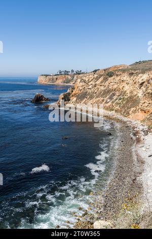 Vue vers le phare de point Vincente et Pelican Cove à Rancho Palos Verdes en Californie. Banque D'Images