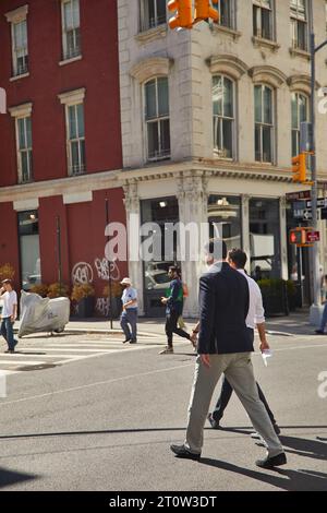 NEW YORK, États-Unis - 26 NOVEMBRE 2022 : les piétons traversent la route à New york le jour de l'automne Banque D'Images