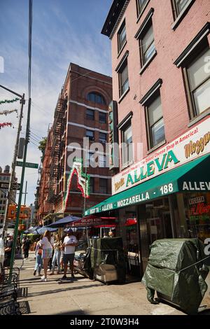 NEW YORK, États-Unis - 26 NOVEMBRE 2022 : la plus ancienne et célèbre fromagerie alleva et les piétons de manhattan Banque D'Images