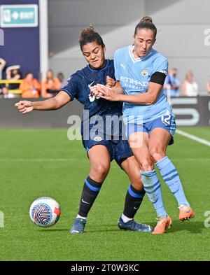 Joie Stadium, Sportcity, Manchester, Angleterre. 8 octobre 2023. Jess carter #7 de Chelsea Women football combat pour le ballon avec Filippa Angeldal #12 de Manchester City Women football Club, pendant Manchester City Women football Club V Chelsea Women football Club au joie Stadium, dans la Barclays Women's Super League/Women’s Super League. (Image de crédit : ©Cody Froggatt/Alamy Live News) Banque D'Images