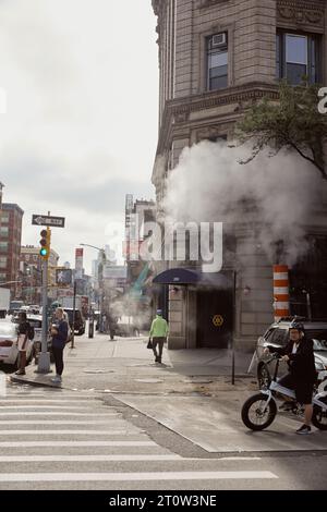 NEW YORK, USA - 26 NOVEMBRE 2022 : passage piétonnier sur avenue avec vapeur, scène métropole Banque D'Images