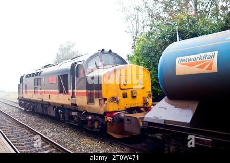 Classe 37419 à l'arrière du train Rail Head Treatment, Poppleton, North Yorkshire, Angleterre Banque D'Images