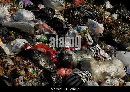 9 octobre 2023, Yogyakarta, région spéciale de Yogyakarta, Indonésie : des tas de déchets peuvent être vus sur le bord de la route à Yogyakarta. (Image de crédit : © Angga Budhiyanto/ZUMA Press Wire) USAGE ÉDITORIAL SEULEMENT! Non destiné à UN USAGE commercial ! Banque D'Images