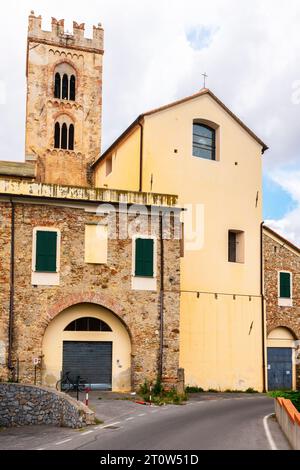 Le clocher (campanile) de l'église paroissiale Saint Martino datant du 14e siècle, Toirano, région Ligurie, Italie. Banque D'Images