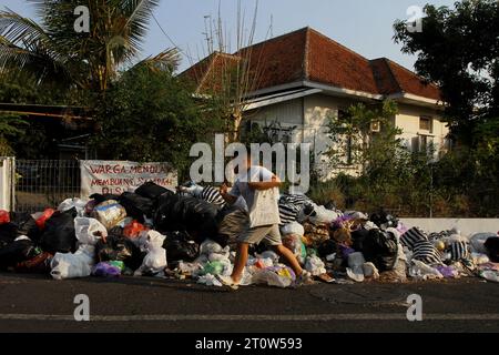 9 octobre 2023, Yogyakarta, région spéciale de Yogyakarta, Indonésie : un enfant marche près d'une pile de déchets à Yogyakarta. (Image de crédit : © Angga Budhiyanto/ZUMA Press Wire) USAGE ÉDITORIAL SEULEMENT! Non destiné à UN USAGE commercial ! Banque D'Images