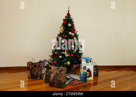 Minas Gerais, Brésil - 23 décembre 2022 : arbre de noël avec détails festifs et divers cadeaux emballés Banque D'Images