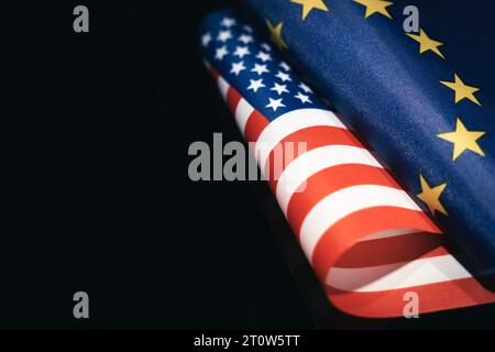 Drapeaux des États-Unis d'Amérique et de l'Union européenne, concept de relations bilatérales, d'amitié ou de conflit Banque D'Images