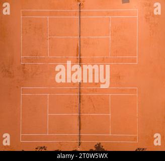 Vue aérienne des courts de tennis vides. Aire sportive publique à l'extérieur vue d'en haut. Banque D'Images