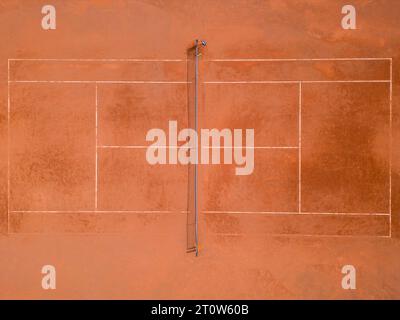 Vue aérienne des courts de tennis vides. Aire sportive publique à l'extérieur vue d'en haut. Banque D'Images