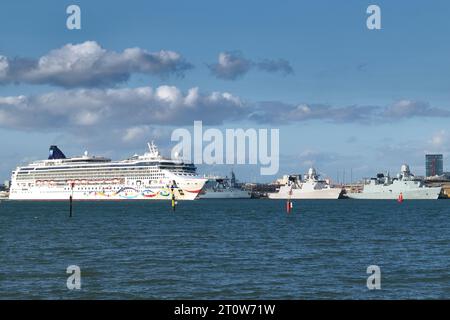 Le navire de croisière NORWEGIAN Cruise Line NORWEGIAN STAR, quitte son poste à quai sur les Docks occidentaux à Southampton, sa destination : Cobh, Irlande. Banque D'Images