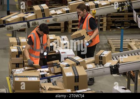 Photo de dossier datée du 15/11/17 du personnel travaillant au centre de distribution Amazon à Kingston Park à Peterborough. Le géant en ligne a annoncé une augmentation de salaire pour son personnel d'au moins 1 £ de l'heure. Le salaire de départ minimum pour les employés de première ligne augmentera entre 11,80 £ et 12,50 £ de l'heure selon le lieu. La hausse, pour tous les postes à temps plein, à temps partiel, temporaires et saisonniers, entrera en vigueur à partir d'octobre 15. Date de parution : lundi 9 octobre 2023. Banque D'Images