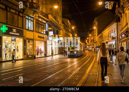 Rue Ilica, l'une des principales artères de la ville dans le centre de Zagreb au crépuscule, Croatie Banque D'Images