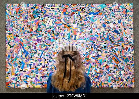 Londres, Royaume-Uni. 9 octobre 2023. Un membre du personnel avec «Tutto», 1988-1989, par Alighiero Boetti (est. £700 000 - £1 000 000) lors d'une avant-première pour les ventes de Bonhams Frieze week qui comprend l'art d'après-guerre et contemporain et l'art africain moderne et contemporain Œuvres d'art, photographies seront offertes à la vente à Bonhams New Bond Street le 12 octobre. Crédit : Stephen Chung / Alamy Live News Banque D'Images