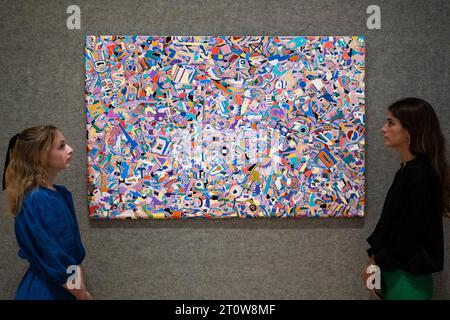 Londres, Royaume-Uni. 9 octobre 2023. Membres du personnel avec « Tutto », 1988-1989, par Alighiero Boetti (environ 700 000 £ - 1 000 000 £) lors d'une avant-première pour les ventes de Bonhams Frieze week qui comprend l'art d'après-guerre et contemporain et l'art africain moderne et contemporain Œuvres d'art, photographies seront offertes à la vente à Bonhams New Bond Street le 12 octobre. Crédit : Stephen Chung / Alamy Live News Banque D'Images