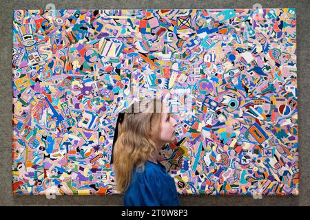 Londres, Royaume-Uni. 9 octobre 2023. Un membre du personnel avec «Tutto», 1988-1989, par Alighiero Boetti (est. £700 000 - £1 000 000) lors d'une avant-première pour les ventes de Bonhams Frieze week qui comprend l'art d'après-guerre et contemporain et l'art africain moderne et contemporain Œuvres d'art, photographies seront offertes à la vente à Bonhams New Bond Street le 12 octobre. Crédit : Stephen Chung / Alamy Live News Banque D'Images