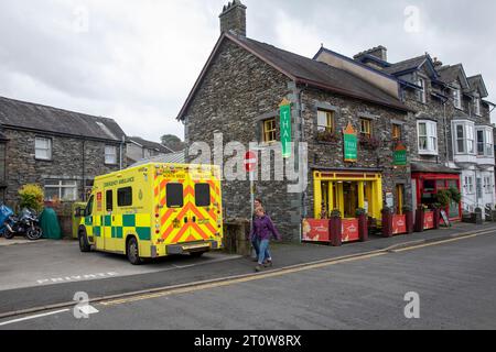 Ambulance assistant à un incident dans le centre-ville d'Ambleside, Lake District, Cumbria, Angleterre, 2023 Banque D'Images