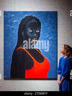 Londres, Royaume-Uni. 9 octobre 2023. Un membre du personnel de «Lady in Red», 2021, de l'artiste kenyan Nedia a été (environ 6 000 £ - 9 000 £) à une avant-première pour les ventes de Bonhams Frieze week qui comprend l'art d'après-guerre et contemporain et l'art africain moderne et contemporain Œuvres d'art, photographies seront offertes à la vente à Bonhams New Bond Street le 12 octobre. Crédit : Stephen Chung / Alamy Live News Banque D'Images