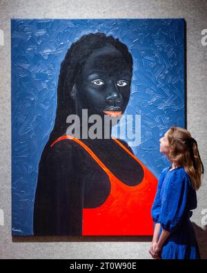 Londres, Royaume-Uni. 9 octobre 2023. Un membre du personnel de «Lady in Red», 2021, de l'artiste kenyan Nedia a été (environ 6 000 £ - 9 000 £) à une avant-première pour les ventes de Bonhams Frieze week qui comprend l'art d'après-guerre et contemporain et l'art africain moderne et contemporain Œuvres d'art, photographies seront offertes à la vente à Bonhams New Bond Street le 12 octobre. Crédit : Stephen Chung / Alamy Live News Banque D'Images