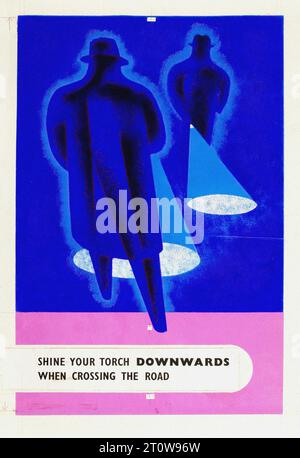Propagande britannique , époque de la Seconde Guerre mondiale - "Shine your chalumeau down when cross the Road" Une affiche avec un message de sécurité pour les piétons : "Shine your chalumeau down when cross the Road". L'affiche montre une illustration de deux individus, vêtus de chapeaux et de manteaux, marchant avec leurs torches pointées vers le bas. L'illustration, rendue dans un schéma de couleurs bleu et rose, se distingue sur le fond bleu Uni. Le message de sécurité est présenté dans une police sans serif rose, garantissant qu’il capte l’attention du spectateur. Banque D'Images